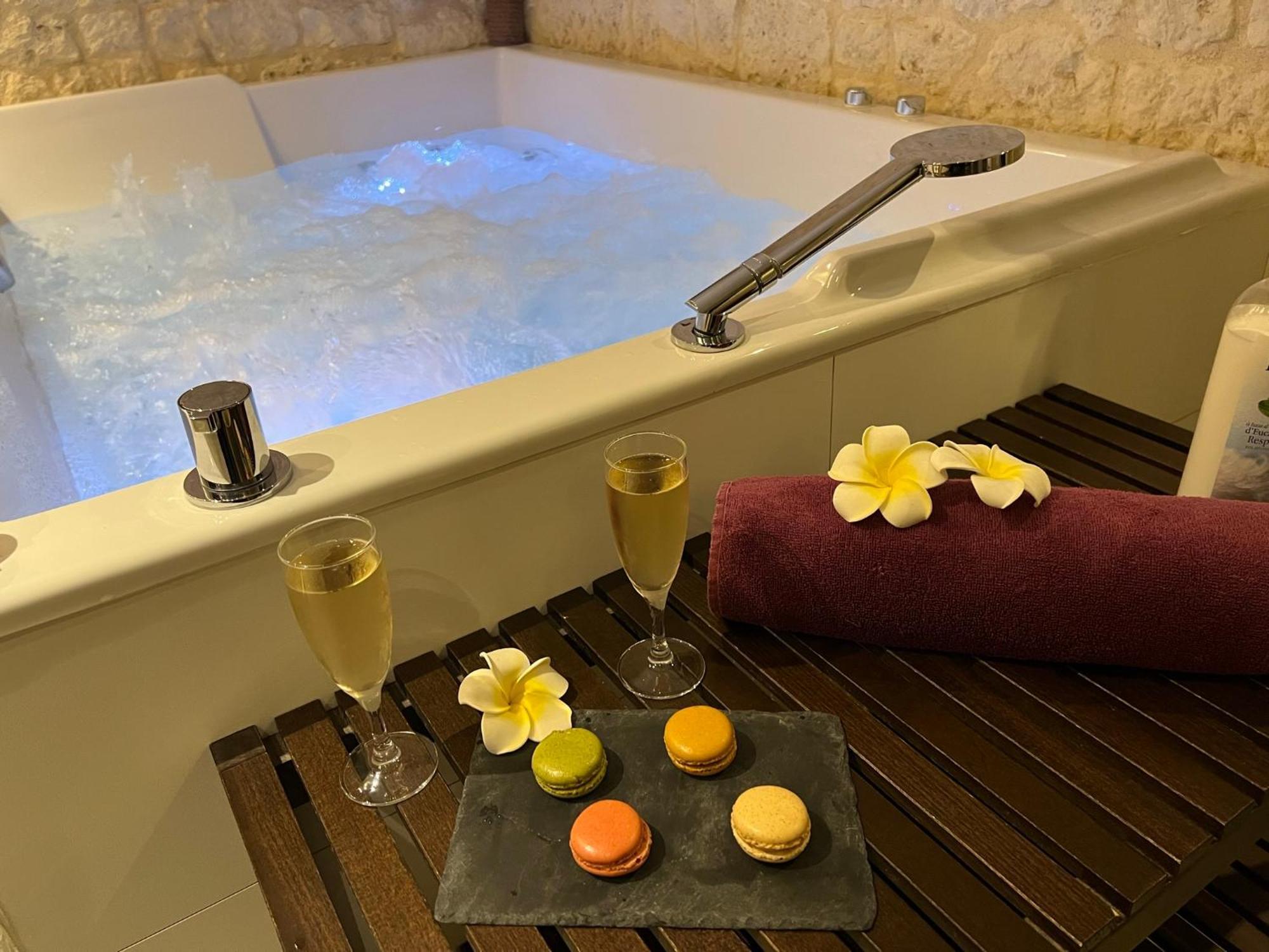 Le Trophee Boutique Hotel Spa- La Loggia Appart'Hotel Довиль Экстерьер фото
